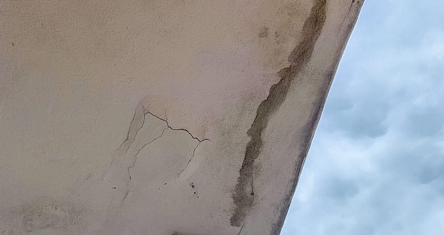 afskalning 4. Afskalning på altanen - "Når jerndelen, der er indstøbt i betonen begynder at ruste, kan der komme afskalninger på undersiden og langs for- og sidekanter på altanen," siger Ulrik Knudsen og påpeger, at det er vigtigt at tage hånd om denne nedbrydning, da betonstykker for altanen kan nedfalde.